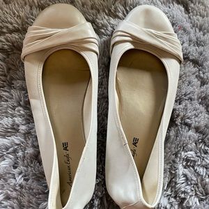 American Eagle Size 12W white knotted flat
